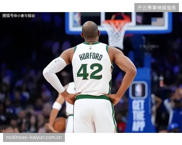 艾尔·霍福德保护防守篮板策动长传，凯尔特人由守转攻链条运转流畅